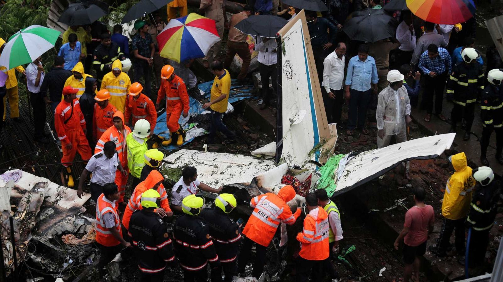 AVIÃO FRETADO CAI E AO MENOS CINCO PESSOAS MORREM EM MUMBAI - VÍDEO - News Rondônia