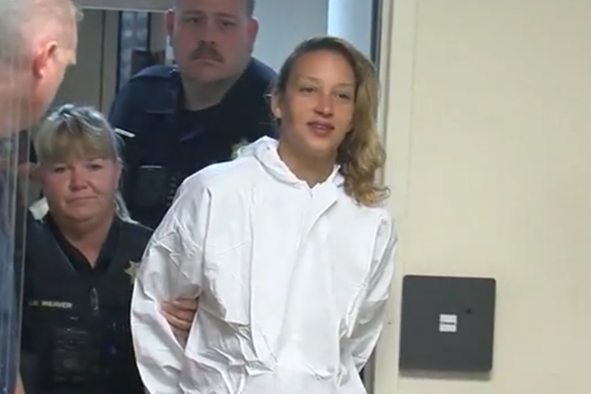 MÃE É PRESA APÓS DAR MAIS DE 50 FACADAS NA FILHA DE 11 ANOS - News Rondônia