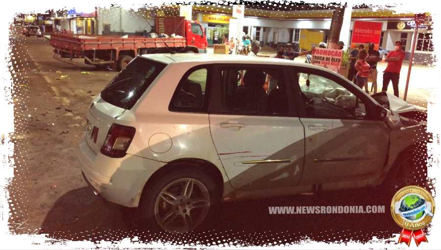 Caminhão avança preferencial e é atingido por carro deixando motorista e criança de 2 anos feridos - News Rondônia