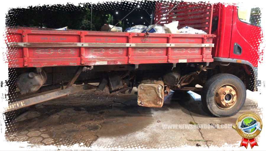 Caminhão avança preferencial e é atingido por carro deixando motorista e criança de 2 anos feridos - News Rondônia