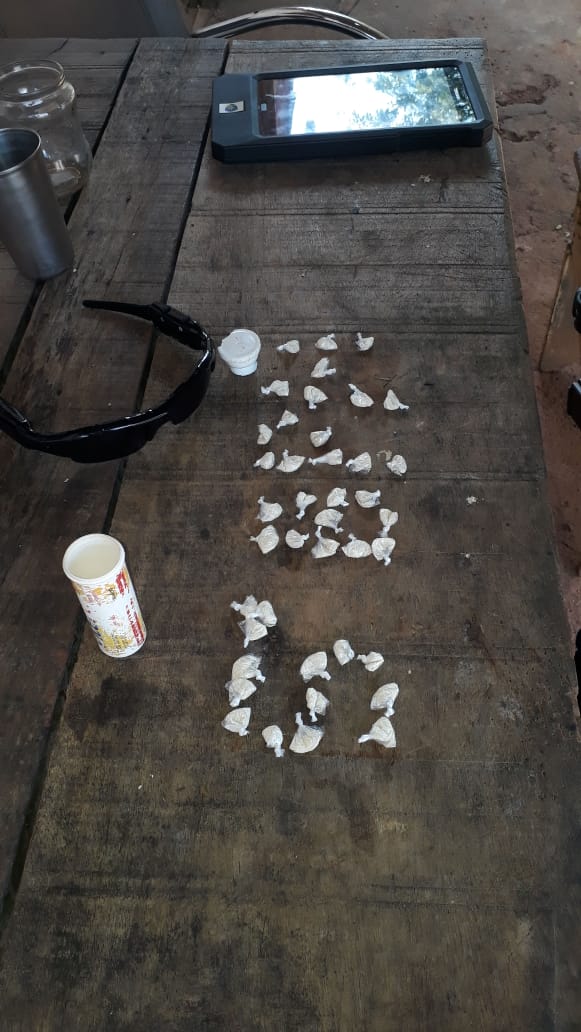 POLÍCIA APREENDE MOTO E MUITAS DROGAS NA RUA JUSSARA EM PORTO VELHO - News Rondônia