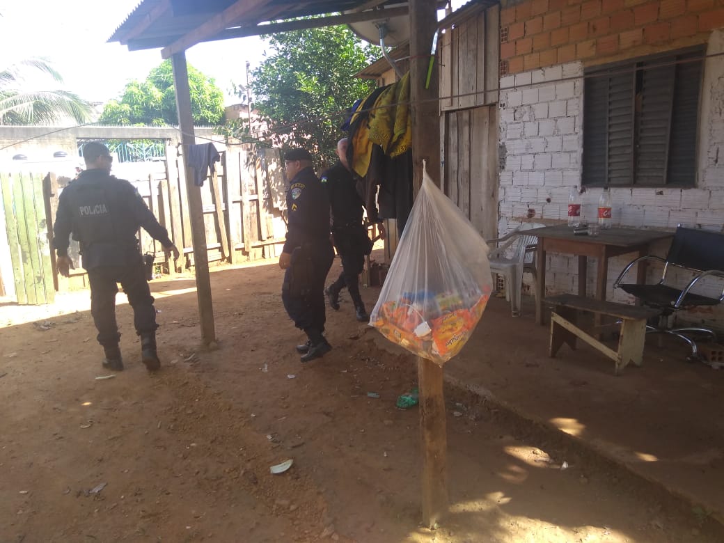 POLÍCIA APREENDE MOTO E MUITAS DROGAS NA RUA JUSSARA EM PORTO VELHO - News Rondônia