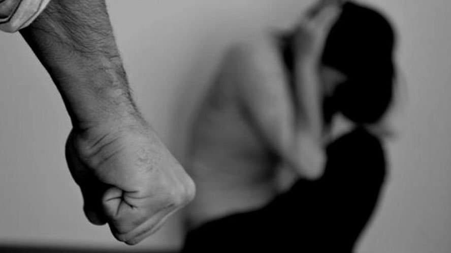 NO BAR: Homem dá pedrada na cabeça da esposa durante bebedeira em bar na leste - News Rondônia