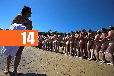 FOTOS: CERCA DE 2.500 MULHERES SE REÚNEM PARA TOMAR BANHO DE MAR NUAS - News Rondônia