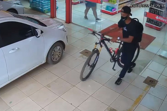 AÇÃO RÁPIDA - Suspeito furta bicicleta em frente a farmácia na zona sul - News Rondônia