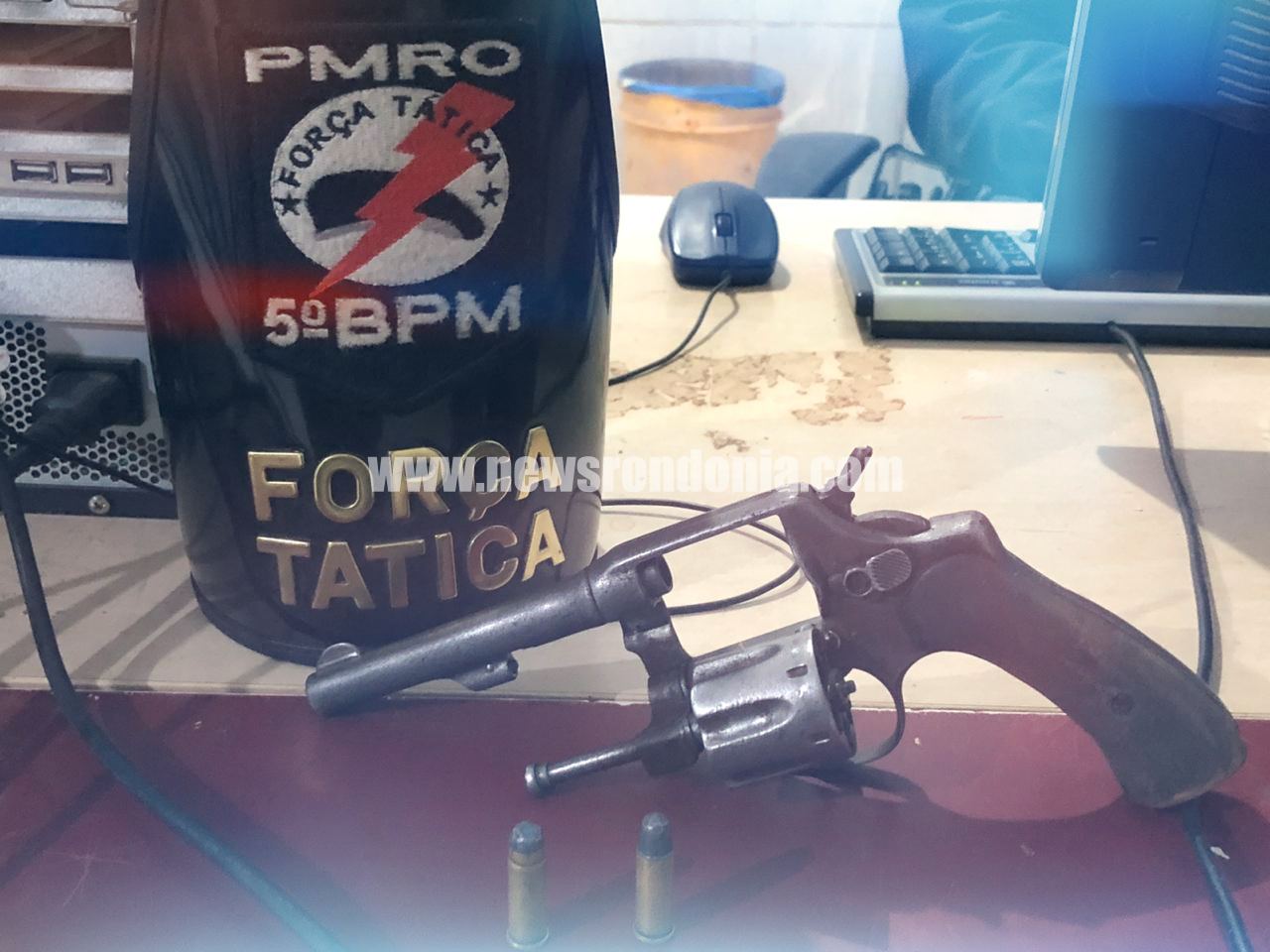 Bando invade residência e faz arrastão no bairro Teixeirão; adolescente armado foi apreendido minutos depois - News Rondônia