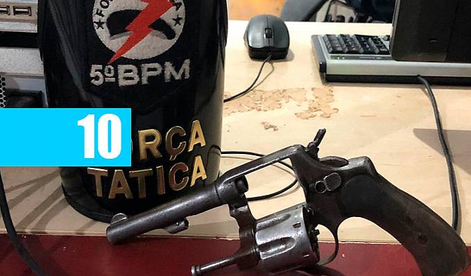Bando invade residência e faz arrastão no bairro Teixeirão; adolescente armado foi apreendido minutos depois - News Rondônia