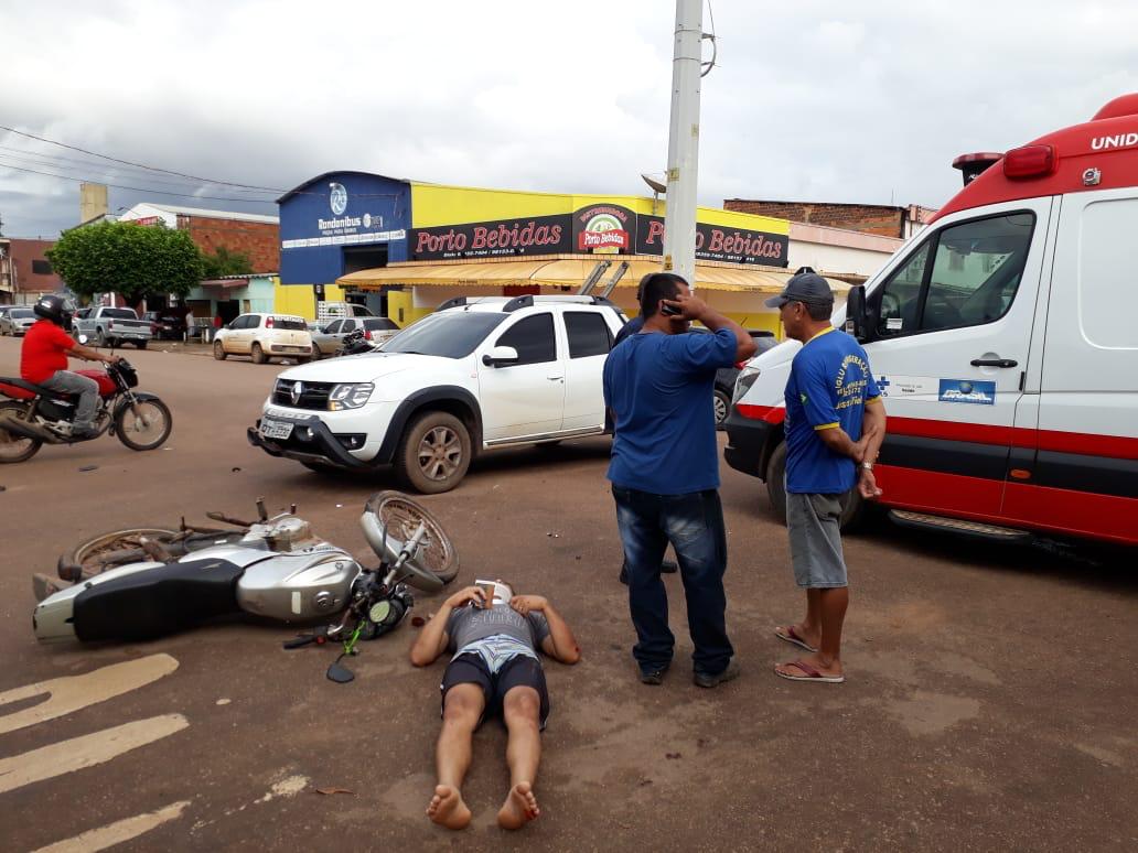 DUPLA EM MOTOCICLETA FICA FERIDA EM ACIDENTE COM AUTOMÓVEL NO BAIRRO NOVA PORTO VELHO - News Rondônia