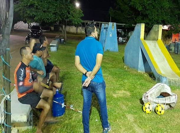 Edmilson Dourado acompanha pedidos de providências de limpeza sendo realizado no complexo poliesportivo do campo abobrão - News Rondônia