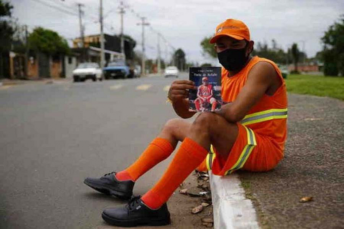 Gari monta biblioteca com livros jogados fora e lança 1º poema - News Rondônia