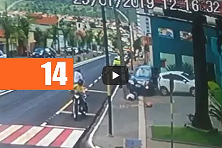 PASSAGEIRO CAI DE CARRO E É ATROPELADO PELA MULHER ENQUANTO TENTAVAM FUGIR DE ASSALTO - VÍDEO - News Rondônia
