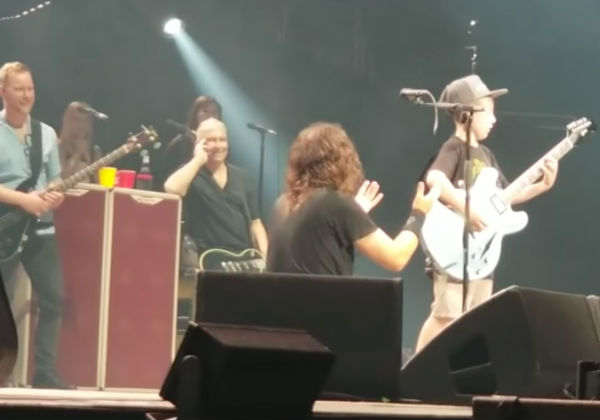 MENINO DE 10 ANOS SOBE AO PALCO E TOCA GUITARRA COM FOO FIGHTERS - VÍDEO - News Rondônia