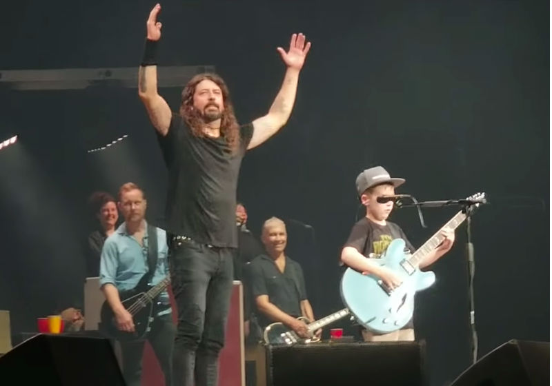 MENINO DE 10 ANOS SOBE AO PALCO E TOCA GUITARRA COM FOO FIGHTERS - VÍDEO - News Rondônia