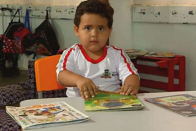 Menino aprende a ler com 2 anos e surpreende pais e professores - News Rondônia
