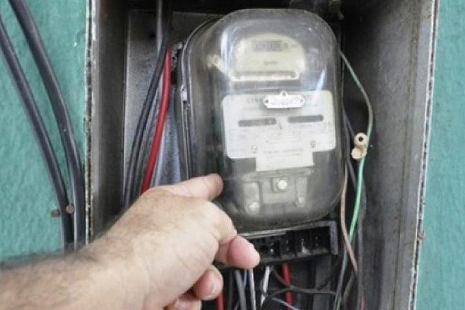 CARA DE PAU - Homem descobre gato, desliga fio e vizinha reclama de falta de energia - News Rondônia