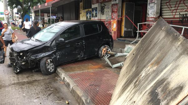 ACIDENTE: MOTORISTA DESTRÓI PONTO DE ÔNIBUS E SAI DE CARRO SÓ DE CALCINHA - News Rondônia