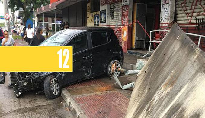 ACIDENTE: MOTORISTA DESTRÓI PONTO DE ÔNIBUS E SAI DE CARRO SÓ DE CALCINHA - News Rondônia