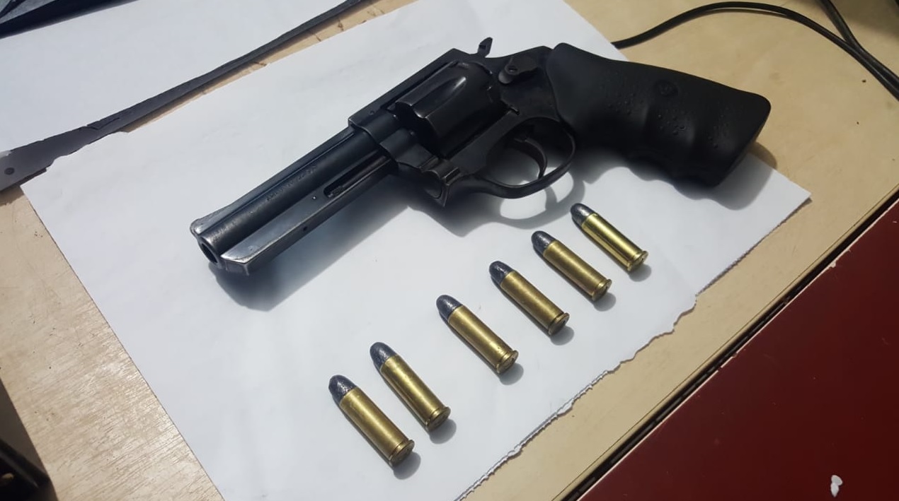 DUPLA QUE ESTÁ SOFRENDO AMEAÇAS DE MORTE POR FACÇÃO É PRESA COM REVÓLVER - News Rondônia