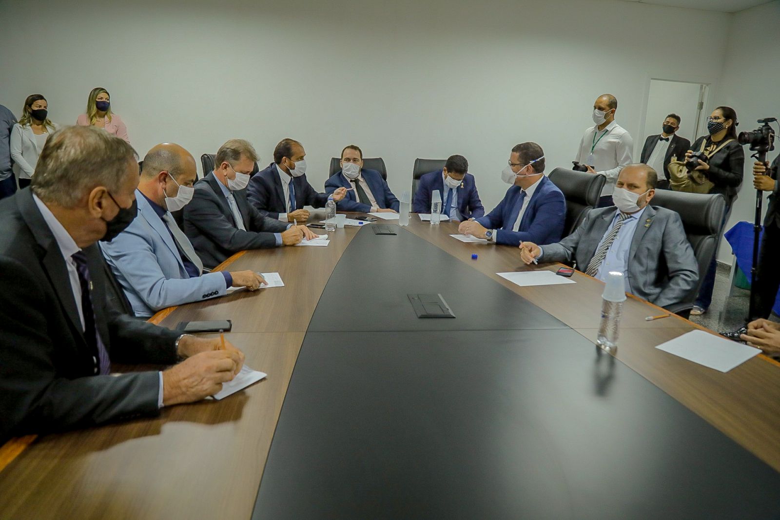 Deputados se reúnem com o governador Marcos Rocha, que anuncia o programa Tchau Poeira - News Rondônia