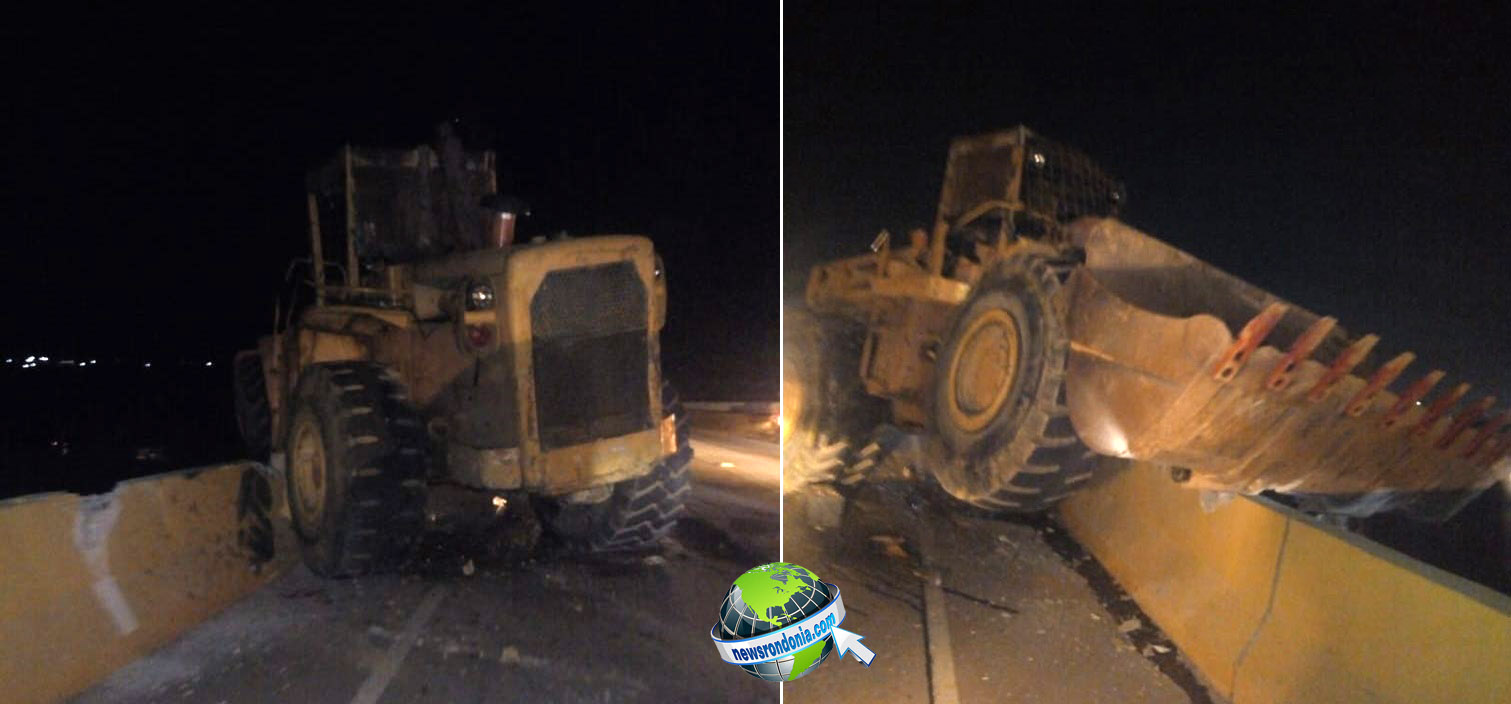 PÁ CARREGADEIRA INVADE CONTRAMÃO E FICA EM CIMA DE MURETA NA PONTE SOBRE O RIO MADEIRA; MOTORISTA SE JOGOU - News Rondônia