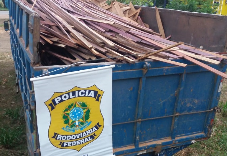 EM ARIQUEMES, PRF APREENDE MAIS UM CAMINHÃO COM MADEIRA IRREGULAR - News Rondônia