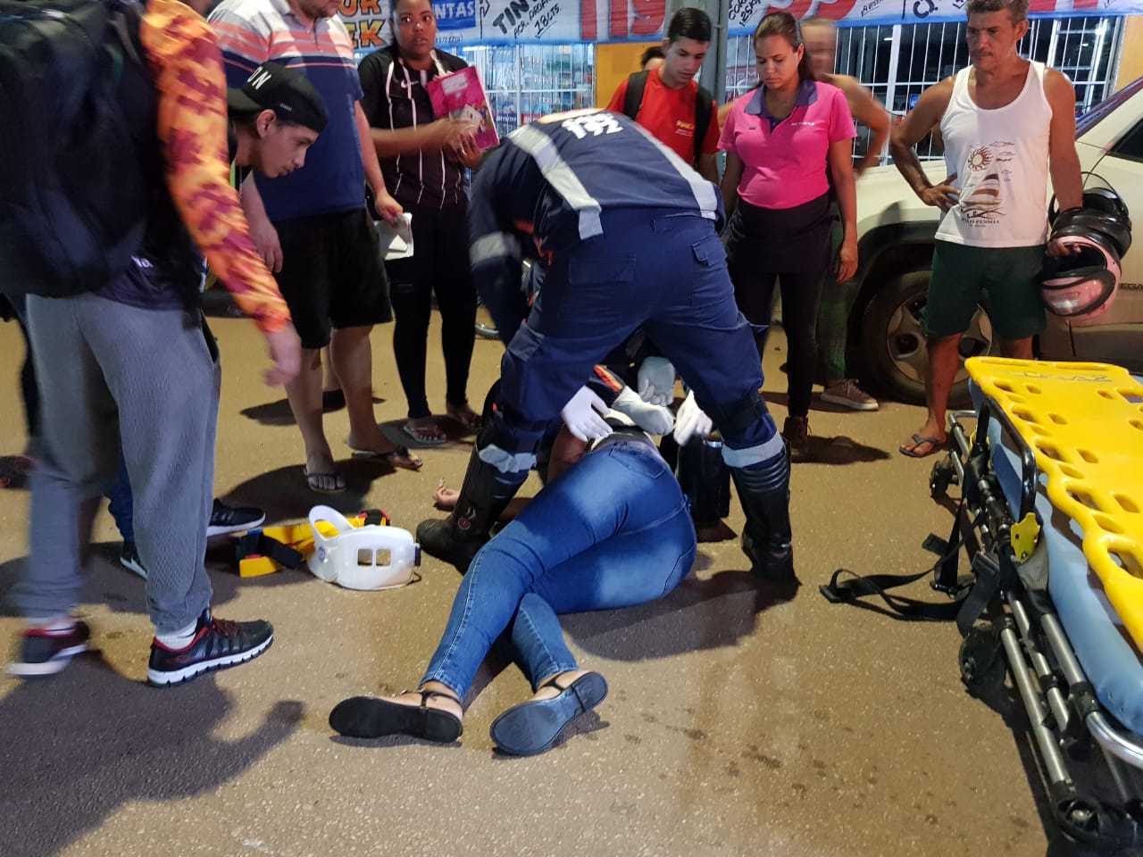 MOTOCICLISTA FOGE APÓS BATER EM OUTRA MOTO E DEIXAR CONDUTORA LESIONADA - News Rondônia