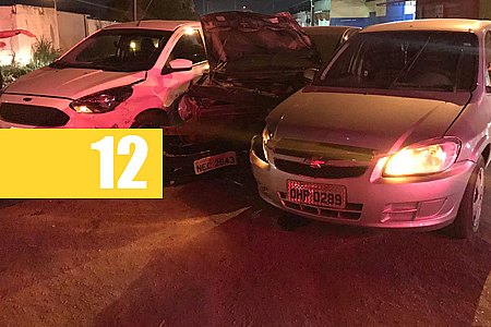 AO TENTAR FAZER CONVERSÃO, MOTORISTA CAUSA ACIDENTE COM OUTROS DOIS CARROS - News Rondônia