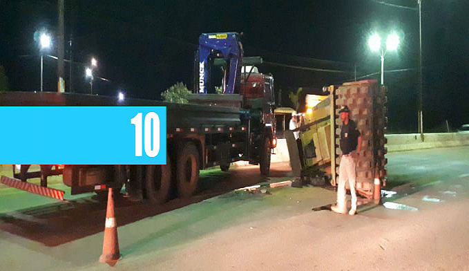 CABO DE AÇO SE ROMPE E ROLO COMPRESSOR CAI DE CARRETA EM FRENTE AO BAIRRO NOVO - News Rondônia