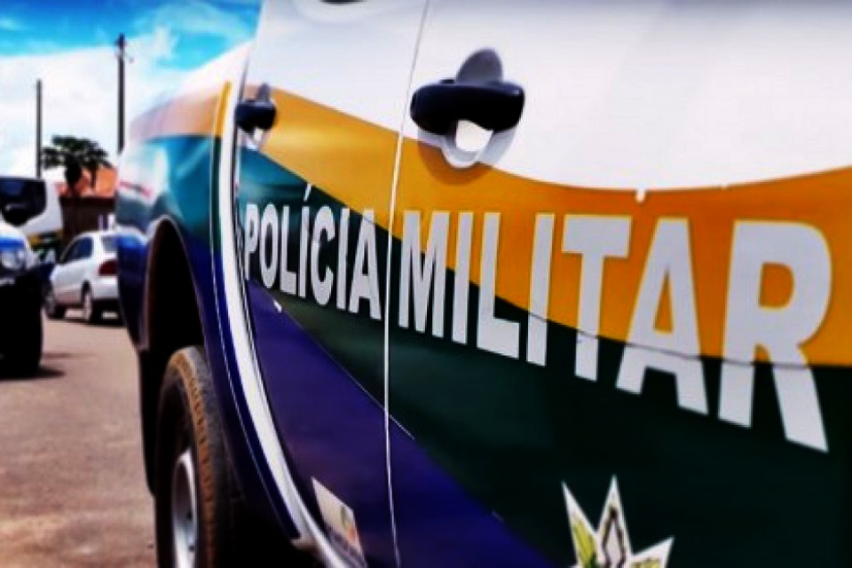NO PEITO - Homem procura ajuda no hospital após ser baleado por motociclista em Porto Velho