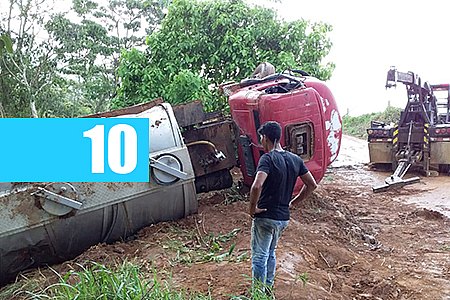 CAMINHÃO CARREGADO DE LEITE TOMBA EM ESTRADA VICINAL DE GOV, JORGE TEIXEIRA - News Rondônia