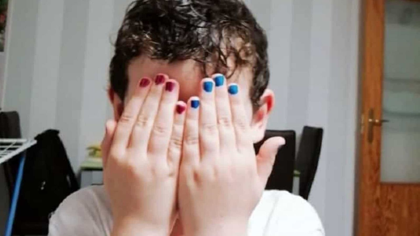 MENINO CRITICADO POR PINTAR AS UNHAS RECEBE APOIO INCRÍVEL NA INTERNET - News Rondônia