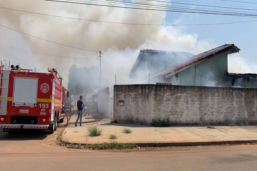 ASSISTA VÍDEO: curto-circuito em carro incinera também motocicletas e destrói casa, em Vilhena - News Rondônia