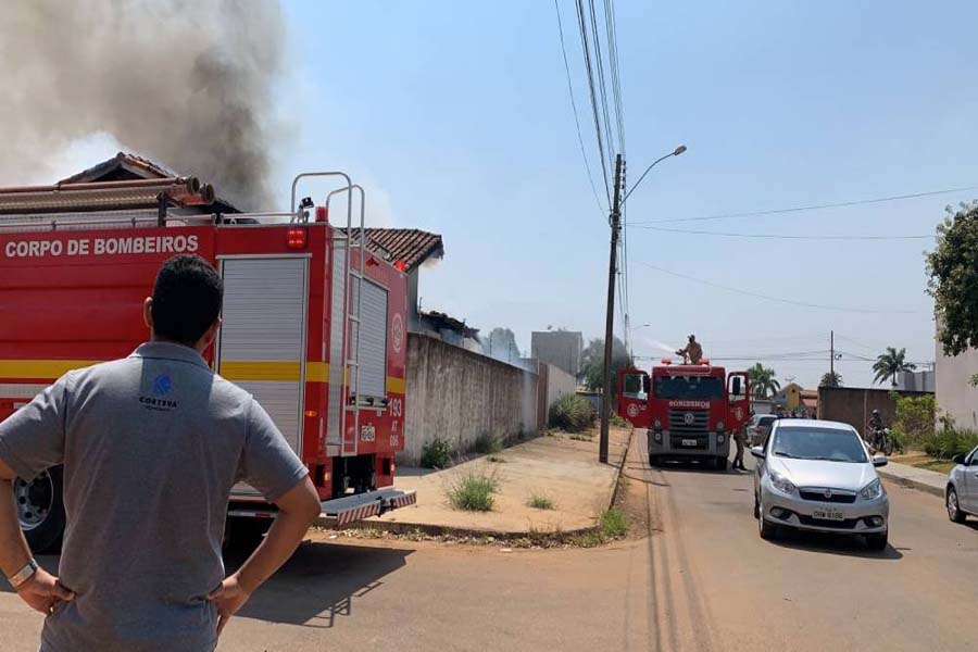 ASSISTA VÍDEO: curto-circuito em carro incinera também motocicletas e destrói casa, em Vilhena - News Rondônia