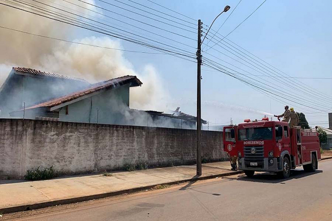 ASSISTA VÍDEO: curto-circuito em carro incinera também motocicletas e destrói casa, em Vilhena - News Rondônia