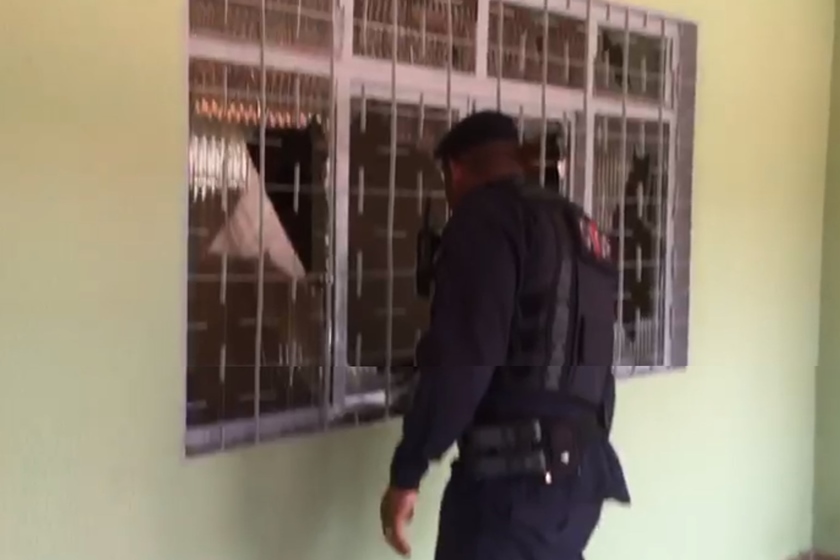 HOMEM QUEBRA JANELAS, ATEIA FOGO EM BOTIJÃO E É PRESO NU PELA PMDF - News Rondônia