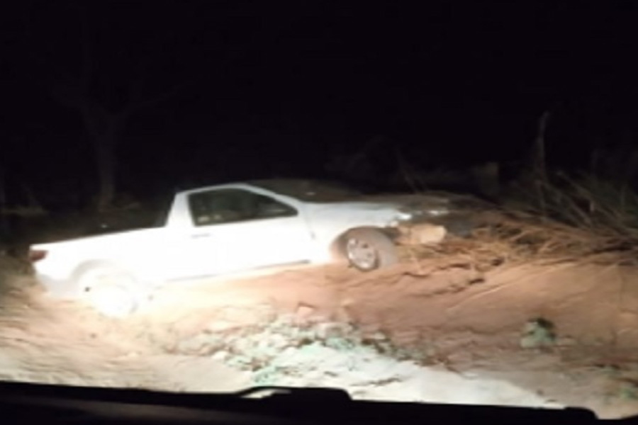Funcionário pega carro da prefeitura para fazer frete e cai em buraco - News Rondônia
