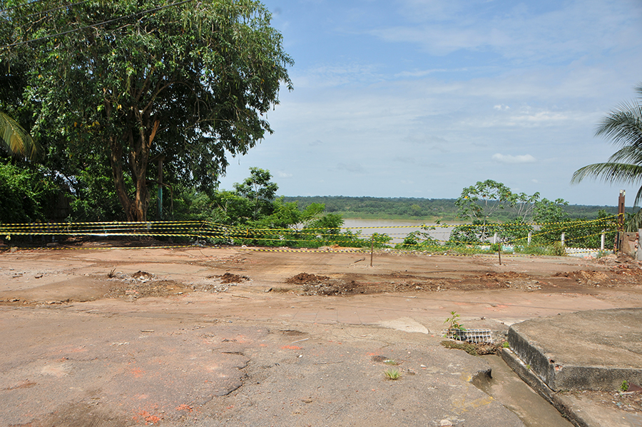DEFESA CIVIL DEMOLE ANTIGO MIRANTE III, NA ÁREA CENTRAL DE PORTO VELHO - News Rondônia