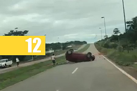 MOTORISTA TENTA DESVIAR DE BURACO E CARRO CAPOTA NA BR-364, PRÓXIMO AO AEROPORTO - VÍDEO - News Rondônia