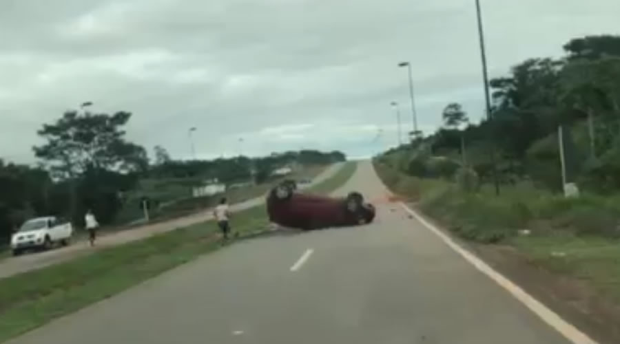 MOTORISTA TENTA DESVIAR DE BURACO E CARRO CAPOTA NA BR-364, PRÓXIMO AO AEROPORTO - VÍDEO - News Rondônia