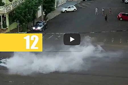 PILOTO FICA FERIDO APÓS COLIDIR COM CARRO EM CRUZAMENTO; MOTO EXPLODIU NO ACIDENTE - VÍDEO - News Rondônia