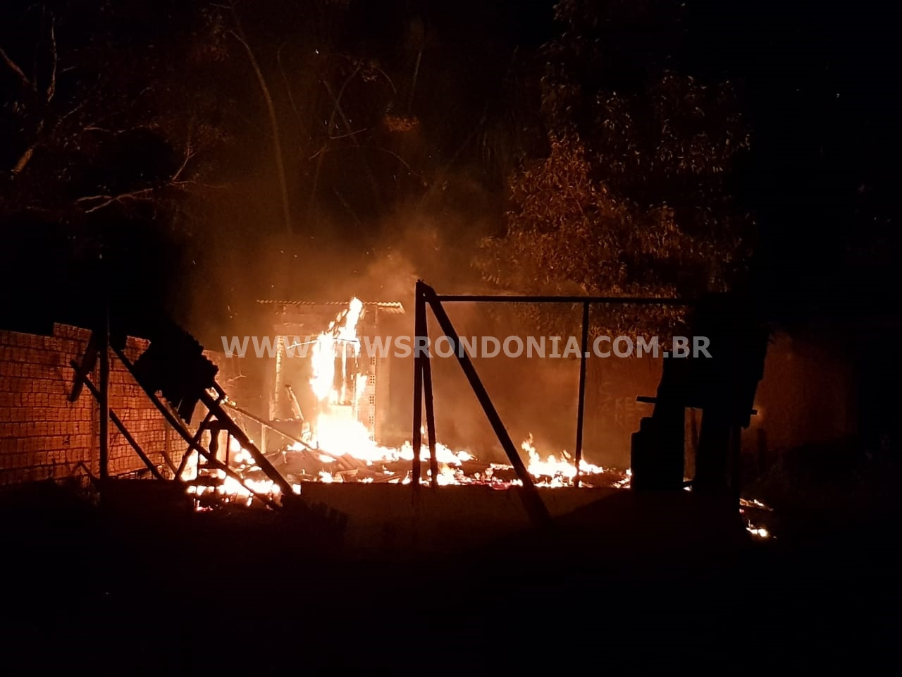 CASA DE MADEIRA É TOTALMENTE DESTRUÍDA PELO FOGO NA ZONA SUL DE PORTO VELHO - News Rondônia