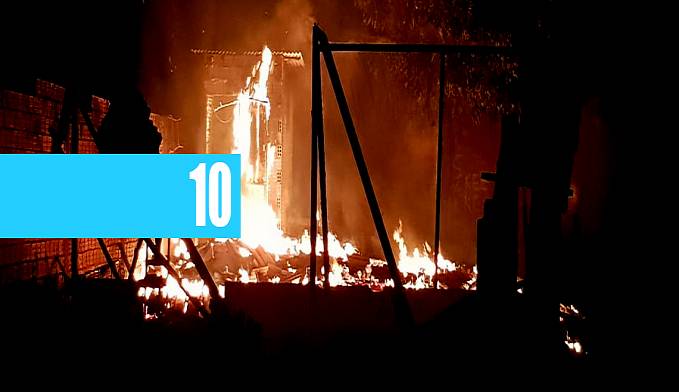 CASA DE MADEIRA É TOTALMENTE DESTRUÍDA PELO FOGO NA ZONA SUL DE PORTO VELHO - News Rondônia