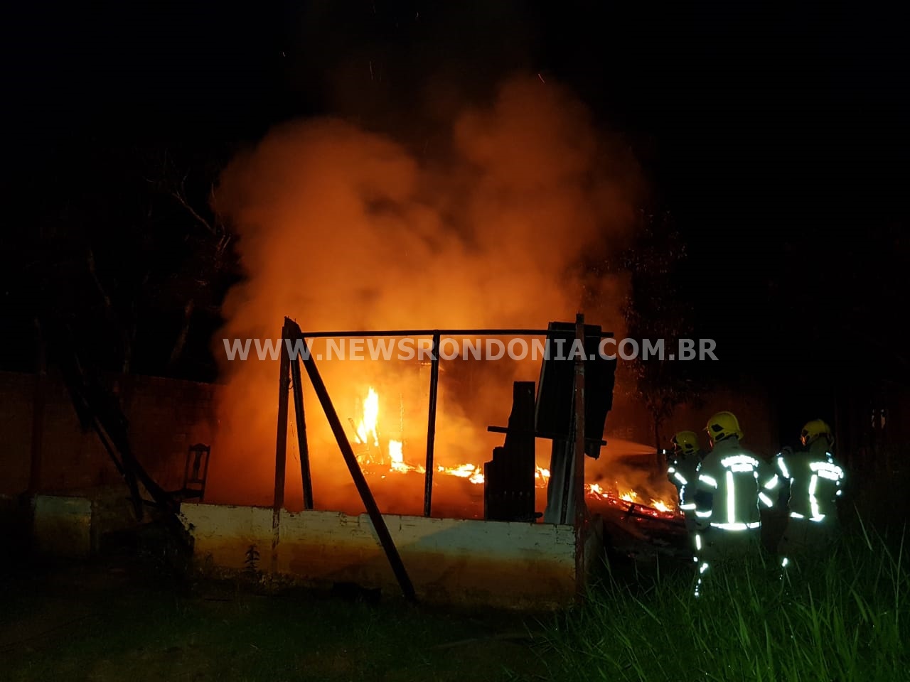 CASA DE MADEIRA É TOTALMENTE DESTRUÍDA PELO FOGO NA ZONA SUL DE PORTO VELHO - News Rondônia