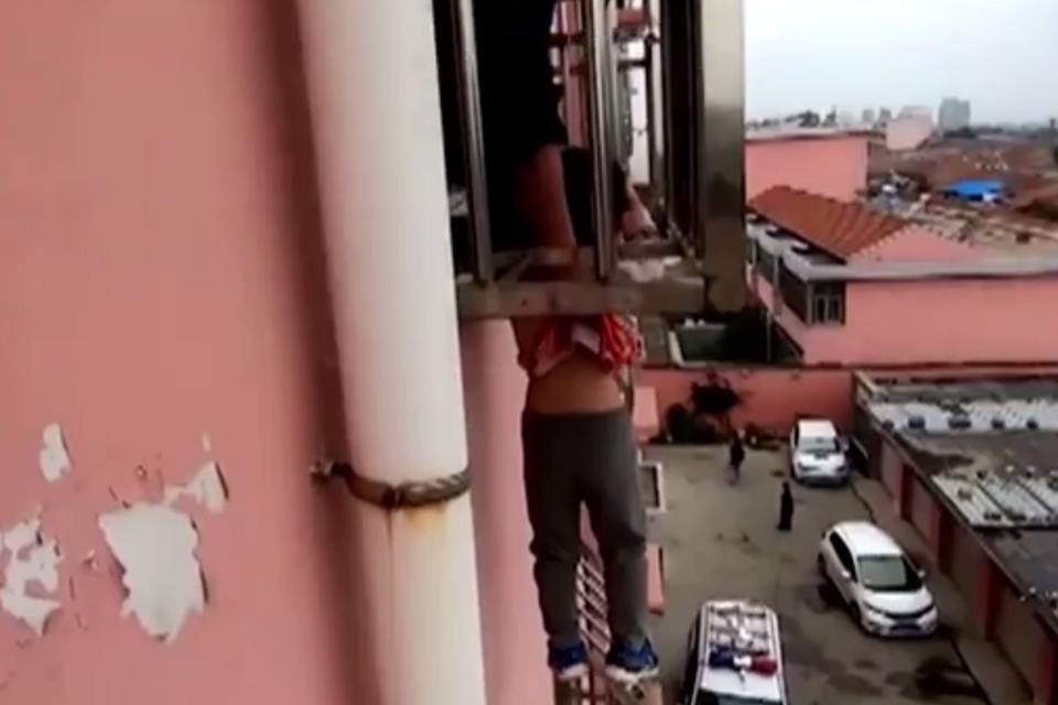 GAROTO FICA PENDURADO PELO PESCOÇO AO CAIR DE JANELA DO 4º ANDAR (VÍDEO) - News Rondônia