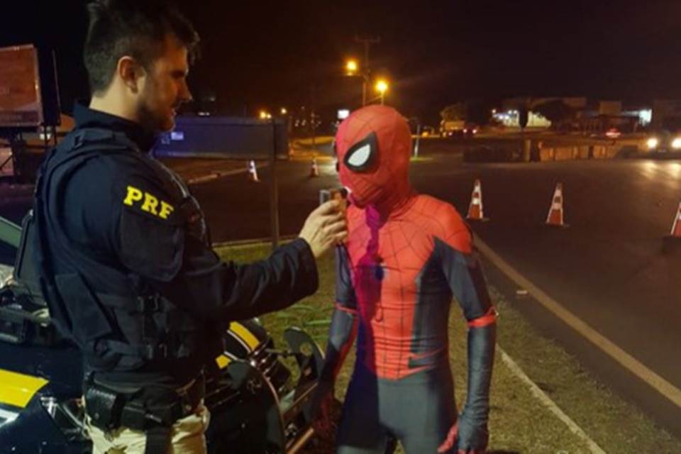 HOMEM-ARANHA É PARADO EM BLITZ DA POLÍCIA RODOVIÁRIA FEDERAL NO PARANÁ - News Rondônia