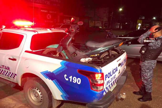 PASSEANDO: Suspeito é flagrado pela Polícia passeando com motocicleta roubada - News Rondônia