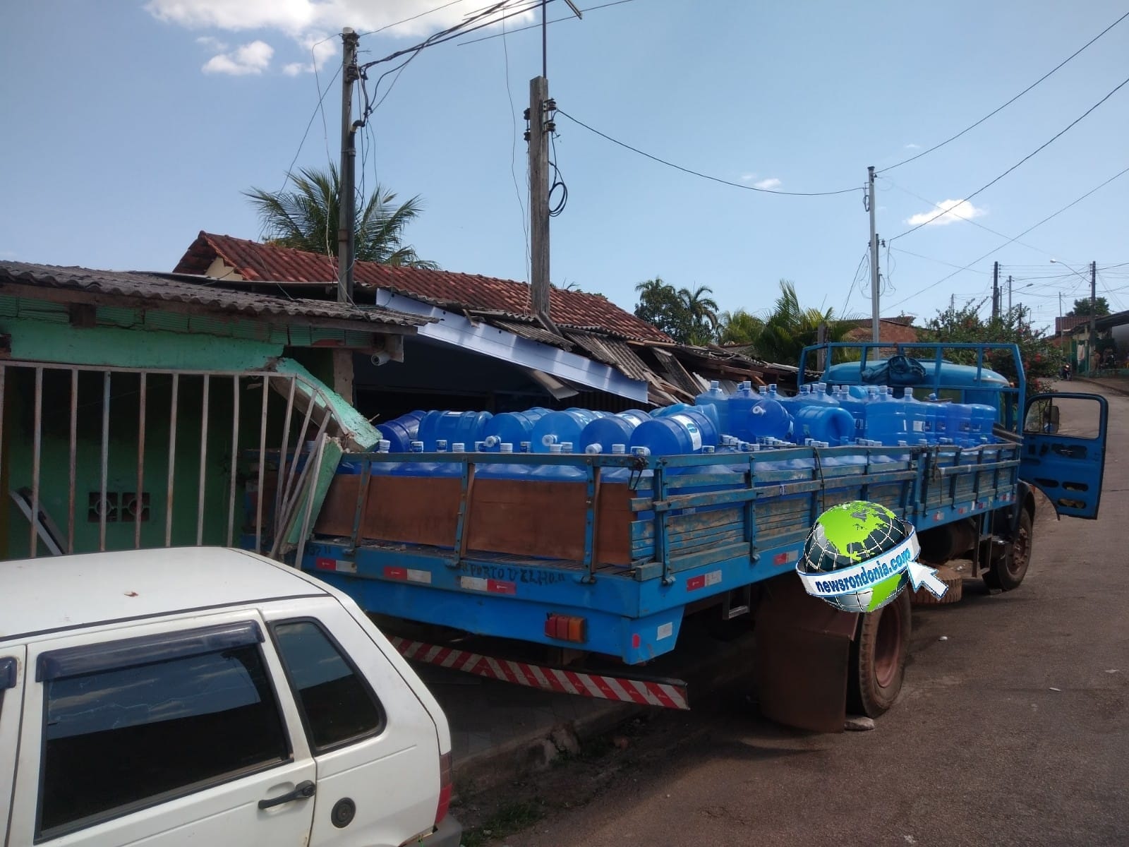 Caminhão perde o freio em ladeira no São Sebastião I e destrói duas casas - News Rondônia