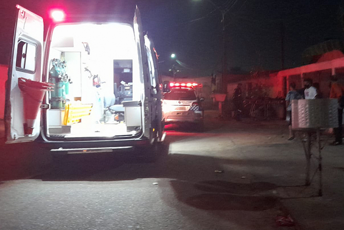 Homem é atacado a tiros em frente a residência na zona sul - News Rondônia