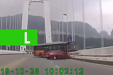 VÍDEO: PASSAGEIRA AGRIDE MOTORISTA E ÔNIBUS DESPENCA DE PONTE NA CHINA - News Rondônia