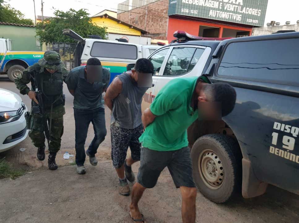 BPFRON PRENDE TRÊS SUSPEITOS COM PISTOLA DENTRO DE AUTOMÓVEL NA BR 319 - News Rondônia